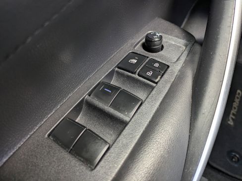 Used 2020 Toyota Corolla SE image 18