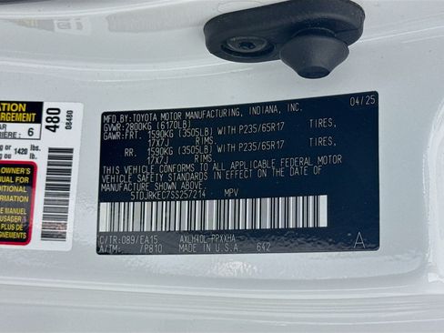 Used 2025 Toyota Sienna XLE w/ XLE Plus Package FWD image 32