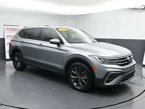 Used 2022 Volkswagen Tiguan SE image 2