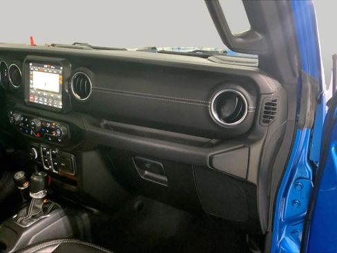 Used 2022 Jeep Wrangler Unlimited Sahara w/ Cold Weather Group AWD/4WD image 18
