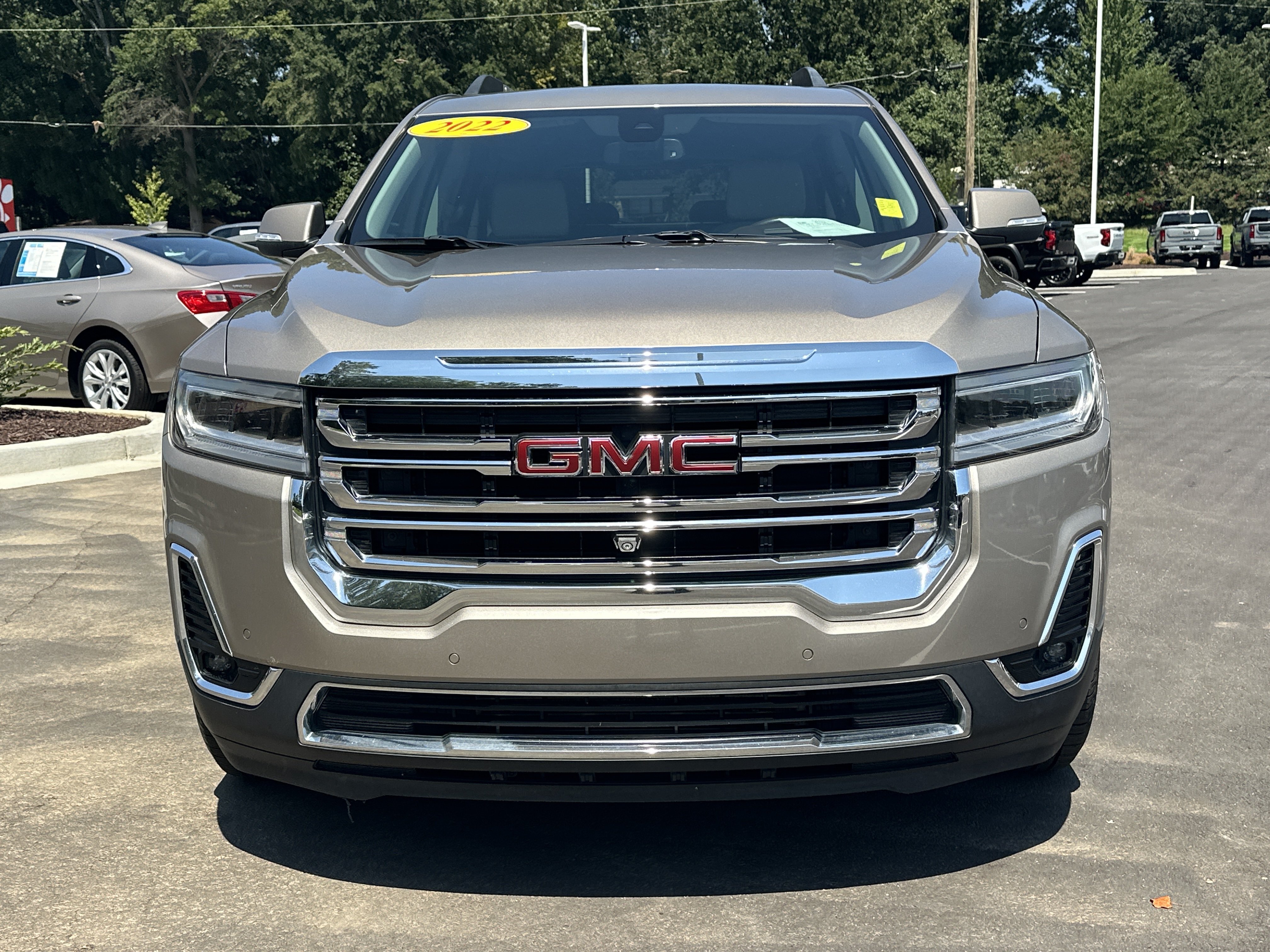 Used 2022 GMC Acadia SLT w/ Technology Package FWD image 3