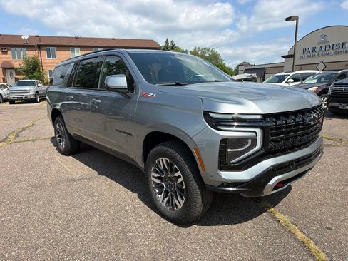 Used 2025 Chevrolet Suburban Z71 AWD/4WD image 3