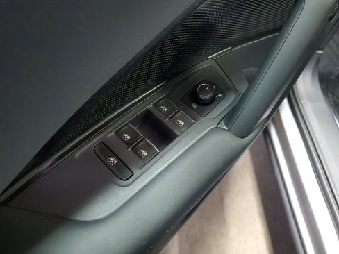 New 2025 Volkswagen Tiguan SE image 30