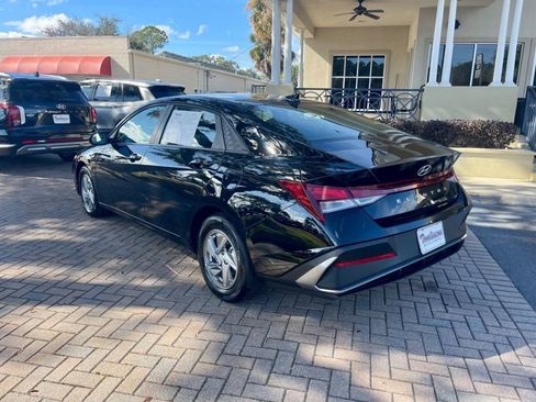 Used 2025 Hyundai Elantra SE image 3