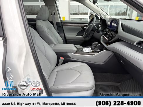 Used 2026 Toyota Highlander Platinum image 27