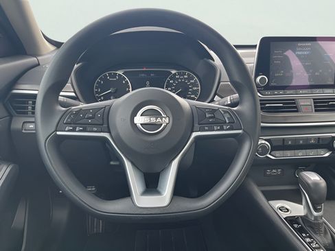 Used 2025 Nissan Altima 2.5 SV FWD image 17
