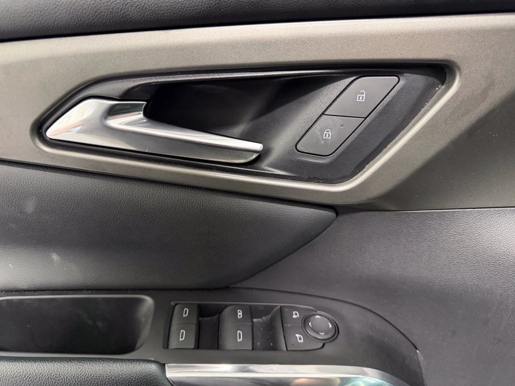 Used 2025 Chevrolet Traverse LT FWD image 12