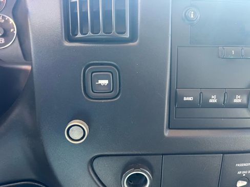 Used 2010 Chevrolet Express 2500 image 17