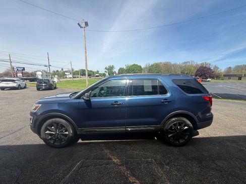 Used 2017 Ford Explorer XLT w/ Equipment Group 202A AWD/4WD image 4