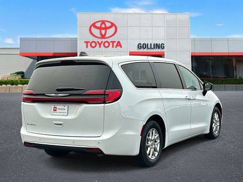 Used 2024 Chrysler Pacifica Touring-L FWD image 5