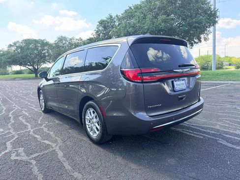 Used 2023 Chrysler Pacifica Touring-L FWD image 5