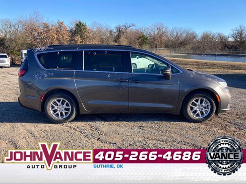 Used 2022 Chrysler Pacifica Touring-L image 8