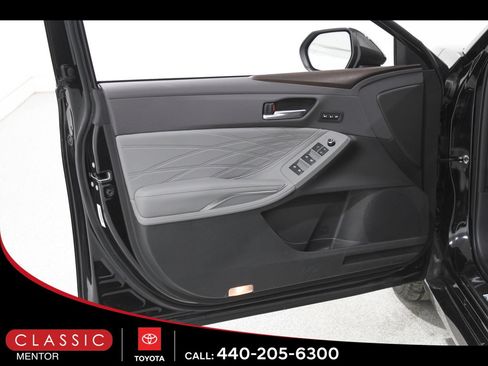 Used 2019 Toyota Avalon Limited image 4