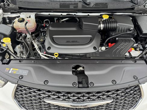 Used 2024 Chrysler Pacifica Touring-L FWD image 31