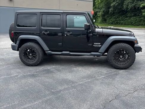 Used 2018 Jeep Wrangler Unlimited Sport S AWD/4WD image 3