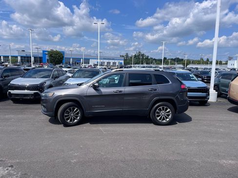 Used 2019 Jeep Cherokee Latitude Plus w/ Cold Weather Group AWD/4WD image 8