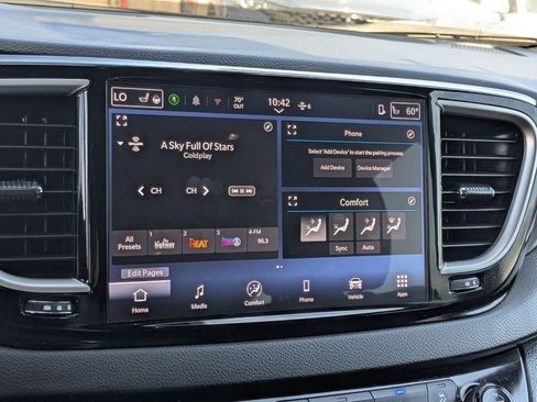 Used 2025 Chrysler Pacifica Select image 20