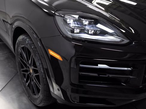 Certified 2025 Porsche Cayenne image 12
