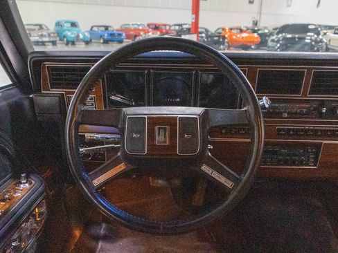 Used 1988 Lincoln Town Car Signature RWD image 10