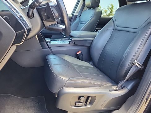 Used 2019 Land Rover Discovery SE image 15