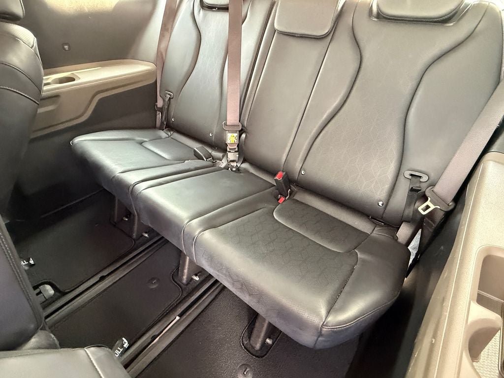 Used 2025 Kia Carnival FWD image 14