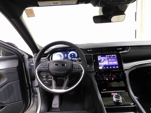 New 2025 Jeep Grand Cherokee Altitude image 8