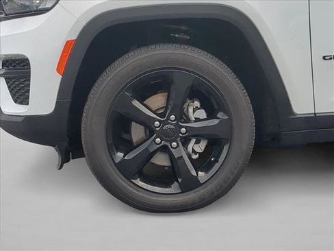 Used 2024 Jeep Grand Cherokee Altitude RWD image 22