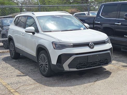Used 2025 Volkswagen Taos SE image 1