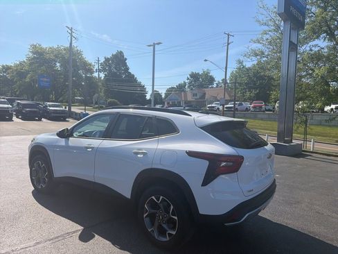Used 2024 Chevrolet Trax LT w/ Driver Confidence Package FWD image 5