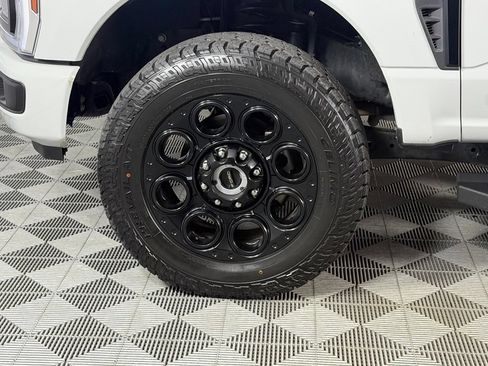 Used 2025 Ford F350 Lariat w/ Black Appearance Package AWD/4WD image 12