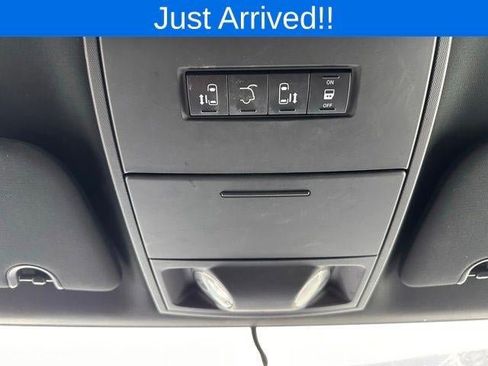 Used 2017 Dodge Grand Caravan SXT image 17
