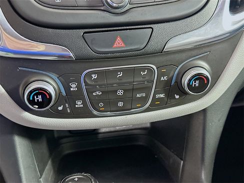 Used 2018 Chevrolet Equinox LT image 15