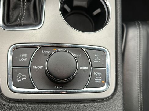 Used 2019 Jeep Grand Cherokee Overland AWD/4WD image 22