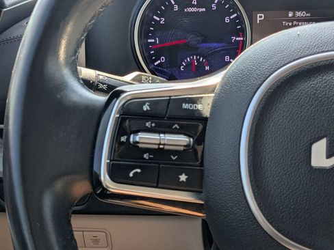 Used 2024 Kia Carnival LX FWD image 24