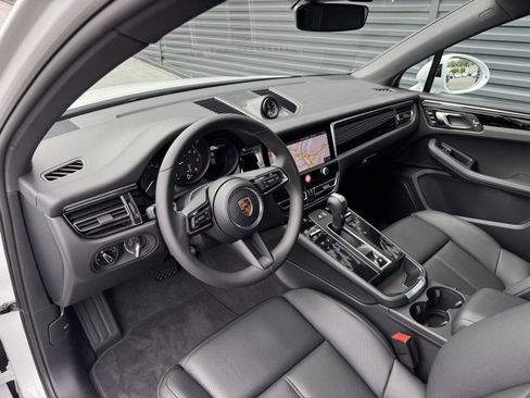 New 2026 Porsche Macan image 4