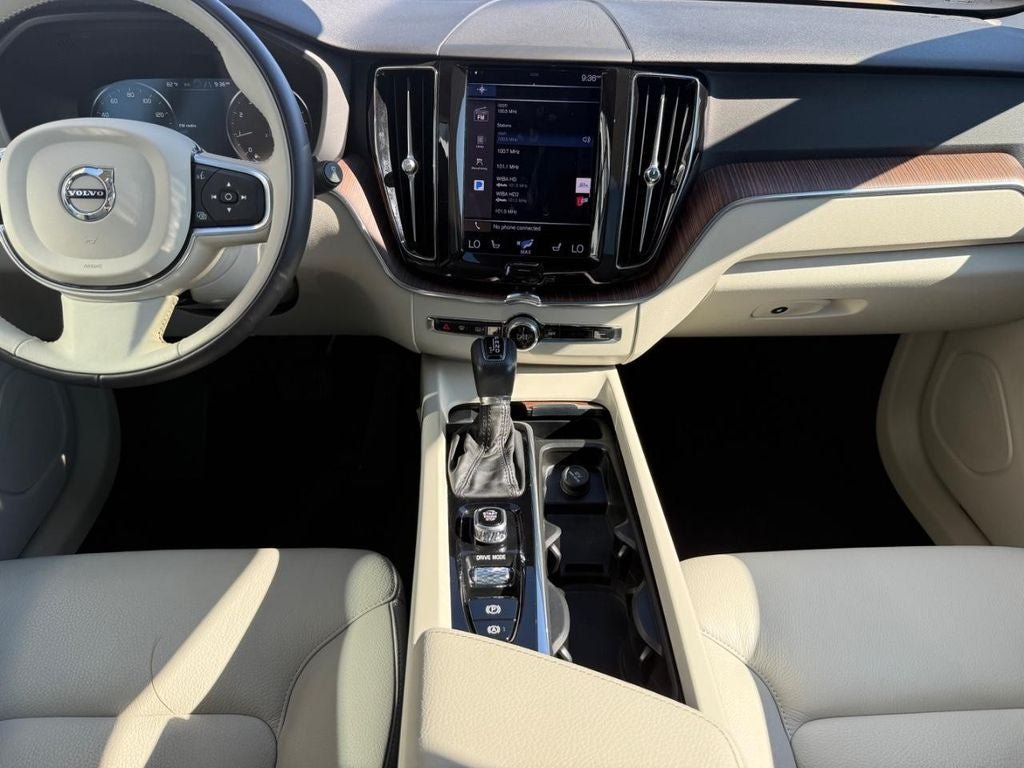Used 2021 Volvo XC60 T5 Momentum w/ Premium Package AWD/4WD image 11