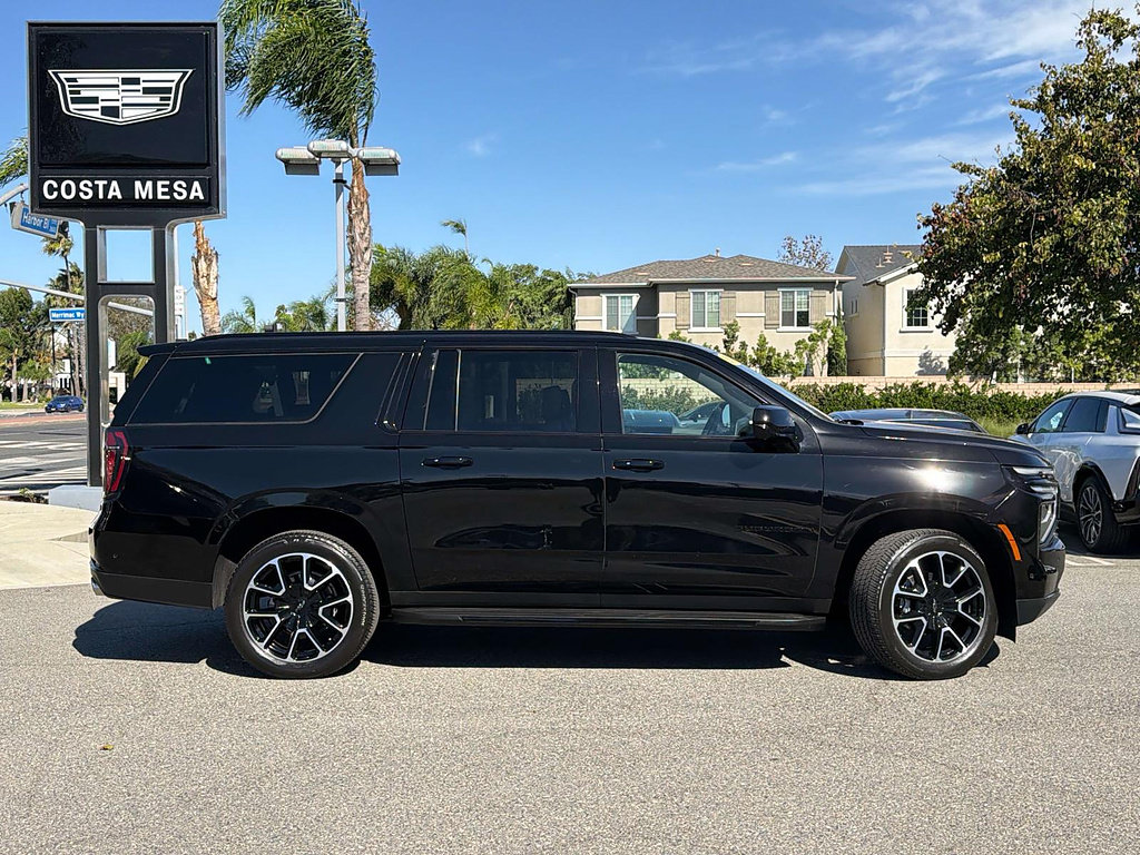 Used 2026 Chevrolet Suburban RST RWD image 3