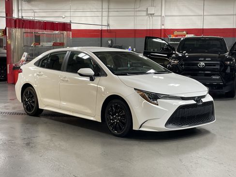 Certified 2022 Toyota Corolla LE image 2