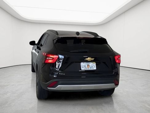 Used 2025 Chevrolet Trax LT FWD image 2