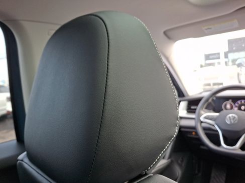 Used 2025 Volkswagen Tiguan SE image 9