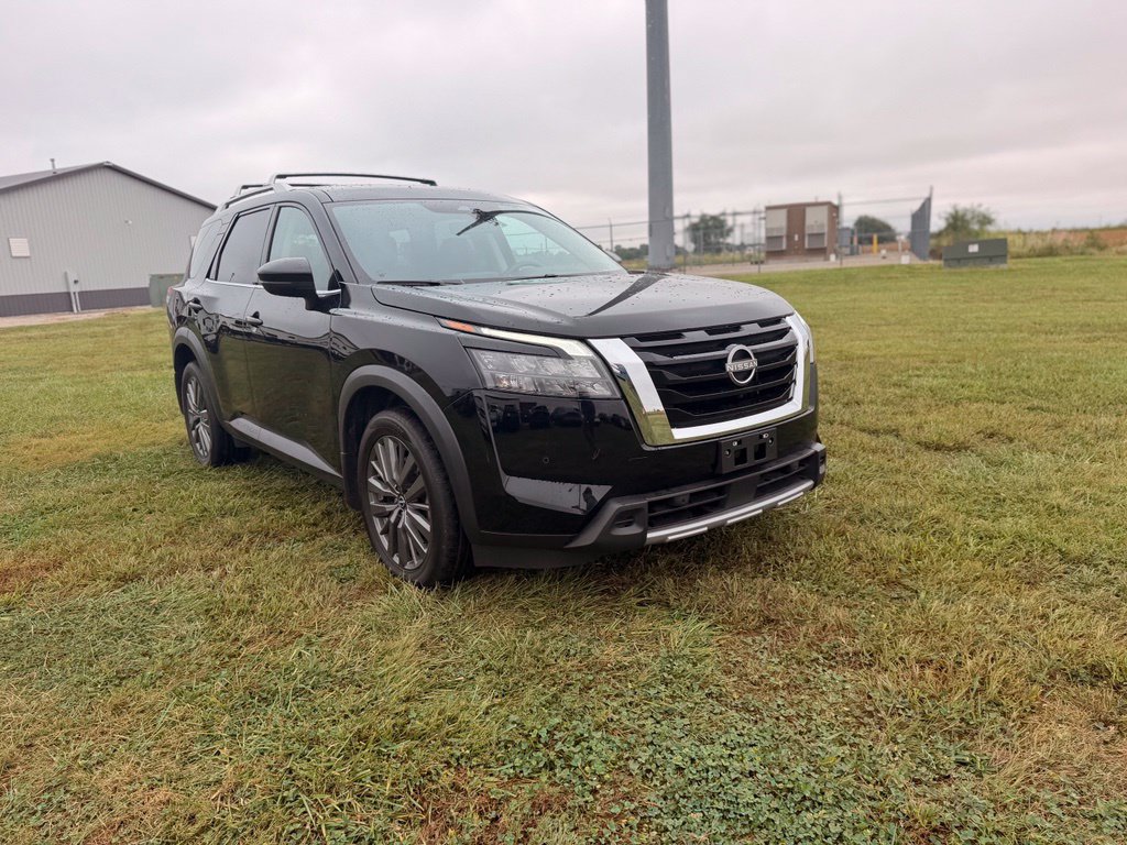 Certified 2025 Nissan Pathfinder SL w/ SL Premium Package AWD/4WD image 3