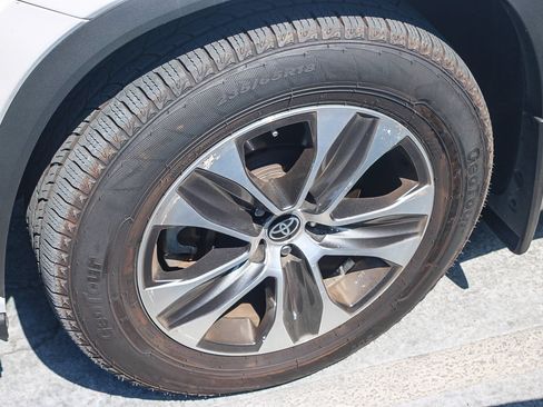 Used 2022 Toyota Highlander XLE FWD image 8