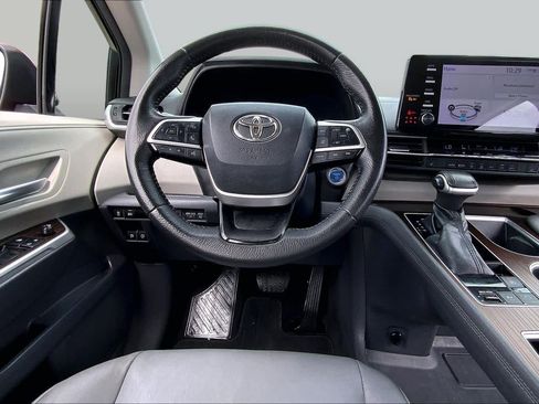 Used 2023 Toyota Sienna XLE FWD image 5