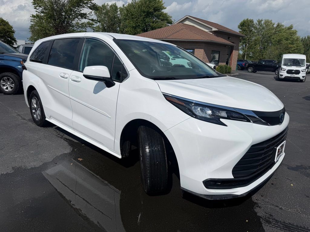 Used 2024 Toyota Sienna LE AWD/4WD image 3