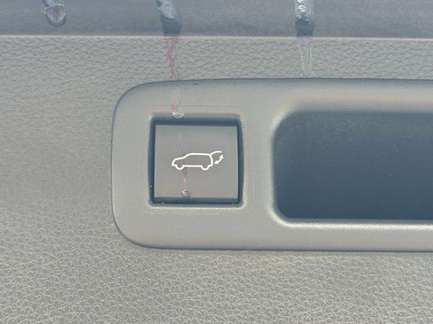 Used 2020 Toyota Highlander XLE FWD image 11