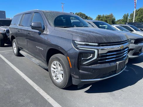 Used 2025 Chevrolet Suburban LT RWD image 1