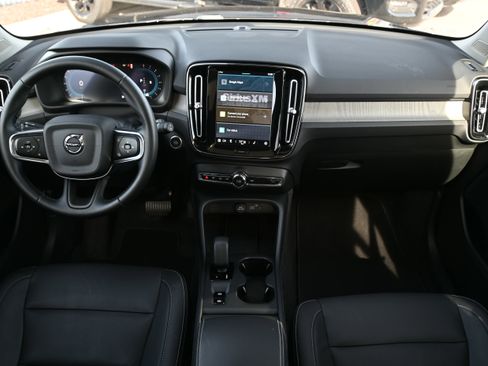 Used 2025 Volvo XC40 B5 Core image 3