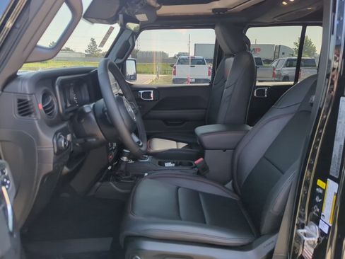 Used 2025 Jeep Wrangler Unlimited Rubicon image 11