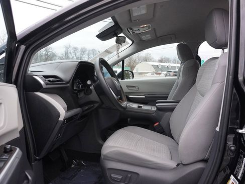 Used 2021 Toyota Sienna LE image 30