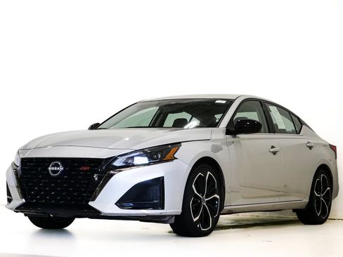 Used 2024 Nissan Altima 2.5 SR FWD image 3